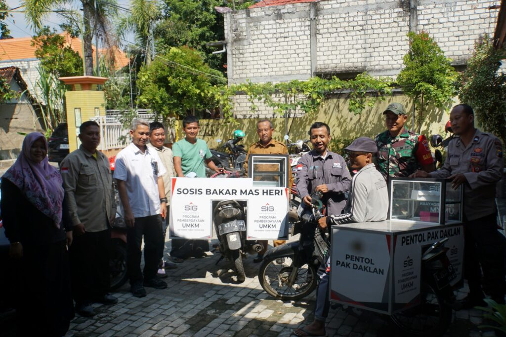 Pelaku UMKM Dapatkan Bantuan Perlengkapan Usaha dari SIG Pabrik&nbsp;Tuban