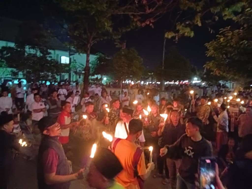 Daftar di KPU, Diiringi Ratusan Obor dan Kentongan ini Filosofinya Menurut Pasangan Riyadi –&nbsp;Wafi