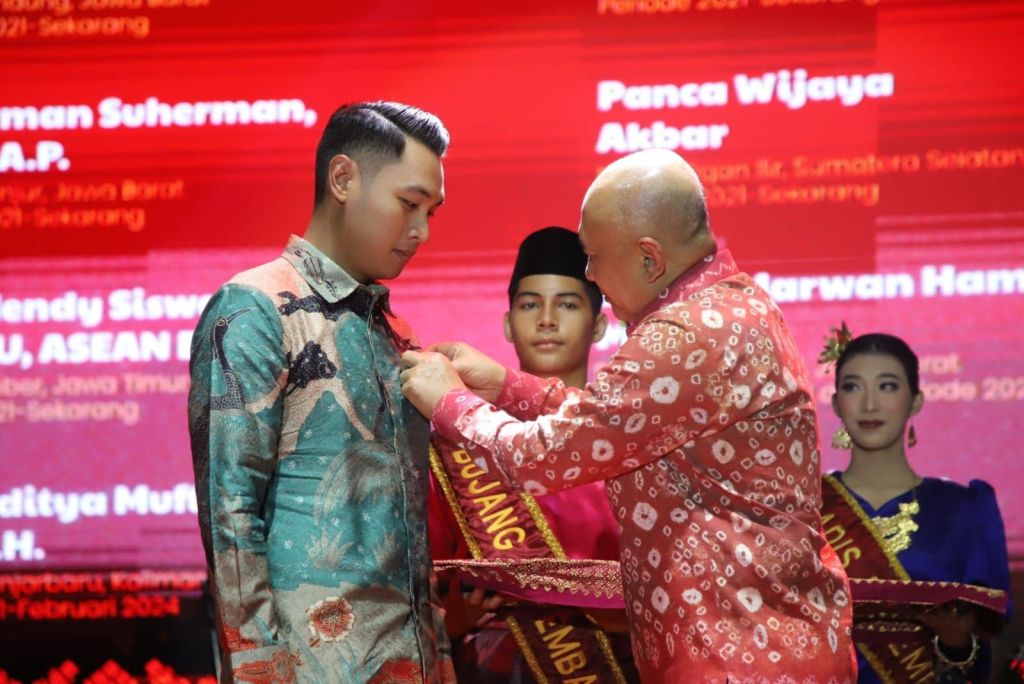 Bupati Tuban Dianugerahi Tanda Jasa Bakti Koperasi Dan UMKM